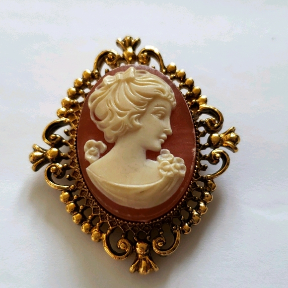 Avon Jewelry - Vintage Avon cameo lockett brooch pin